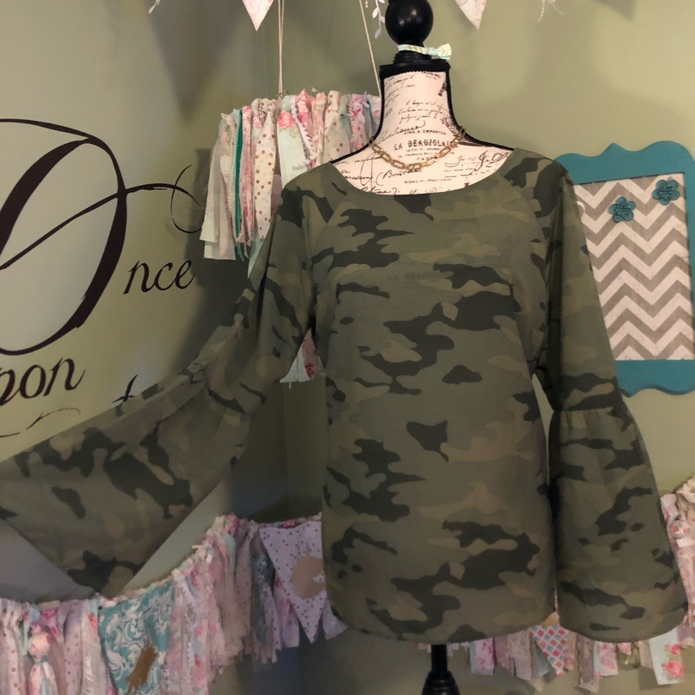 Banana Republic flowy camo blouse w/bell sleeves M